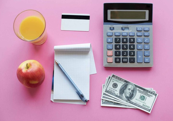 Taschenrechner auf rosa Hintergrund