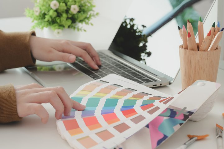 Prozess von Farben auswählen in Unternehmensidentität Bildung