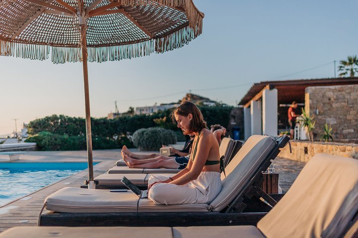 Sufio team at a pool